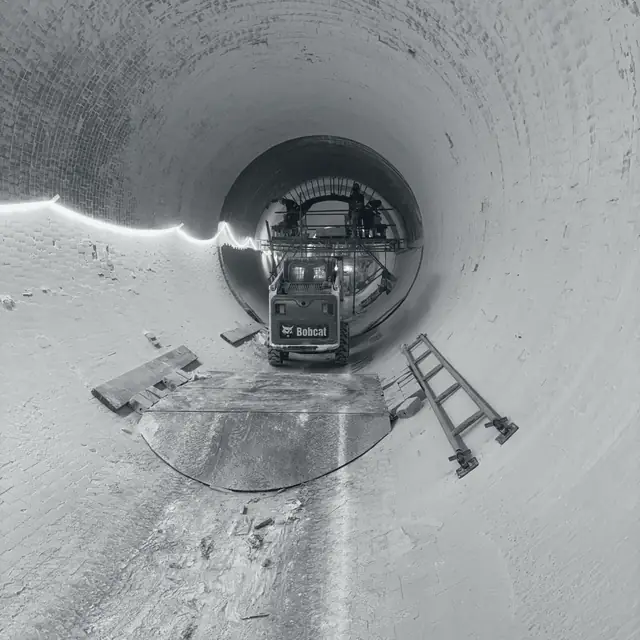 Ingreso a un espacio confinado, con el acceso señalizado y la escalera dispuesta.